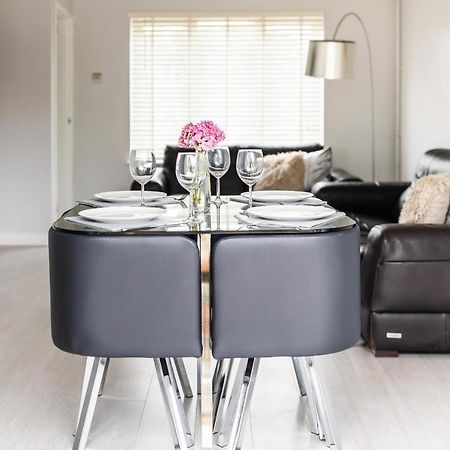 Lovely House In Welwyn With Garden And Off Road Parking Welwyn Garden City Kültér fotó