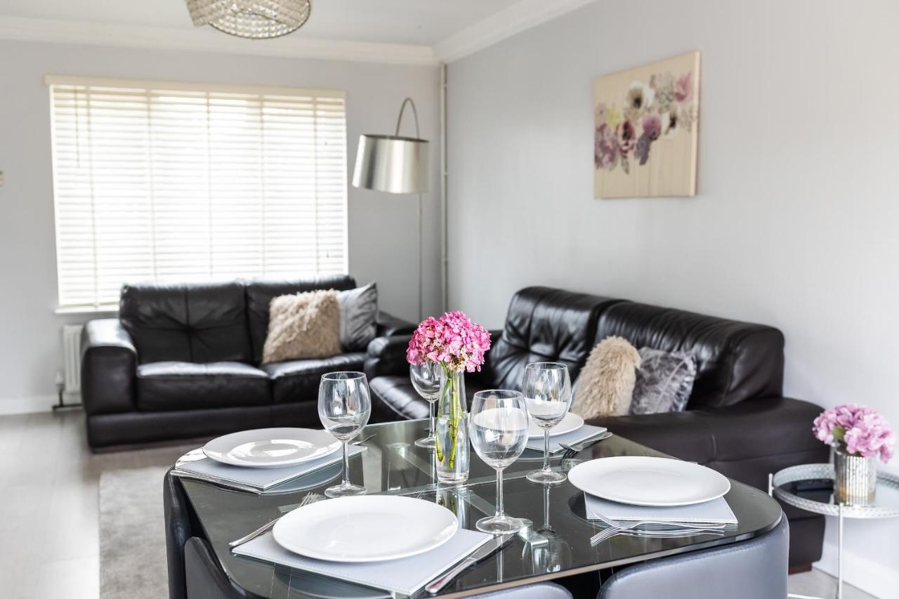 Lovely House In Welwyn With Garden And Off Road Parking Welwyn Garden City Kültér fotó